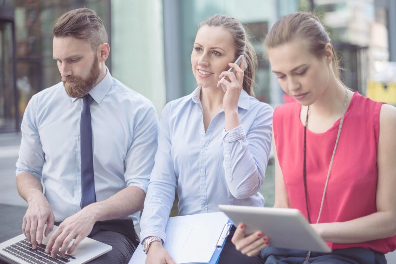 Teilnehmer während einer Finanzplanungsübung mit realen Geschäftszahlen