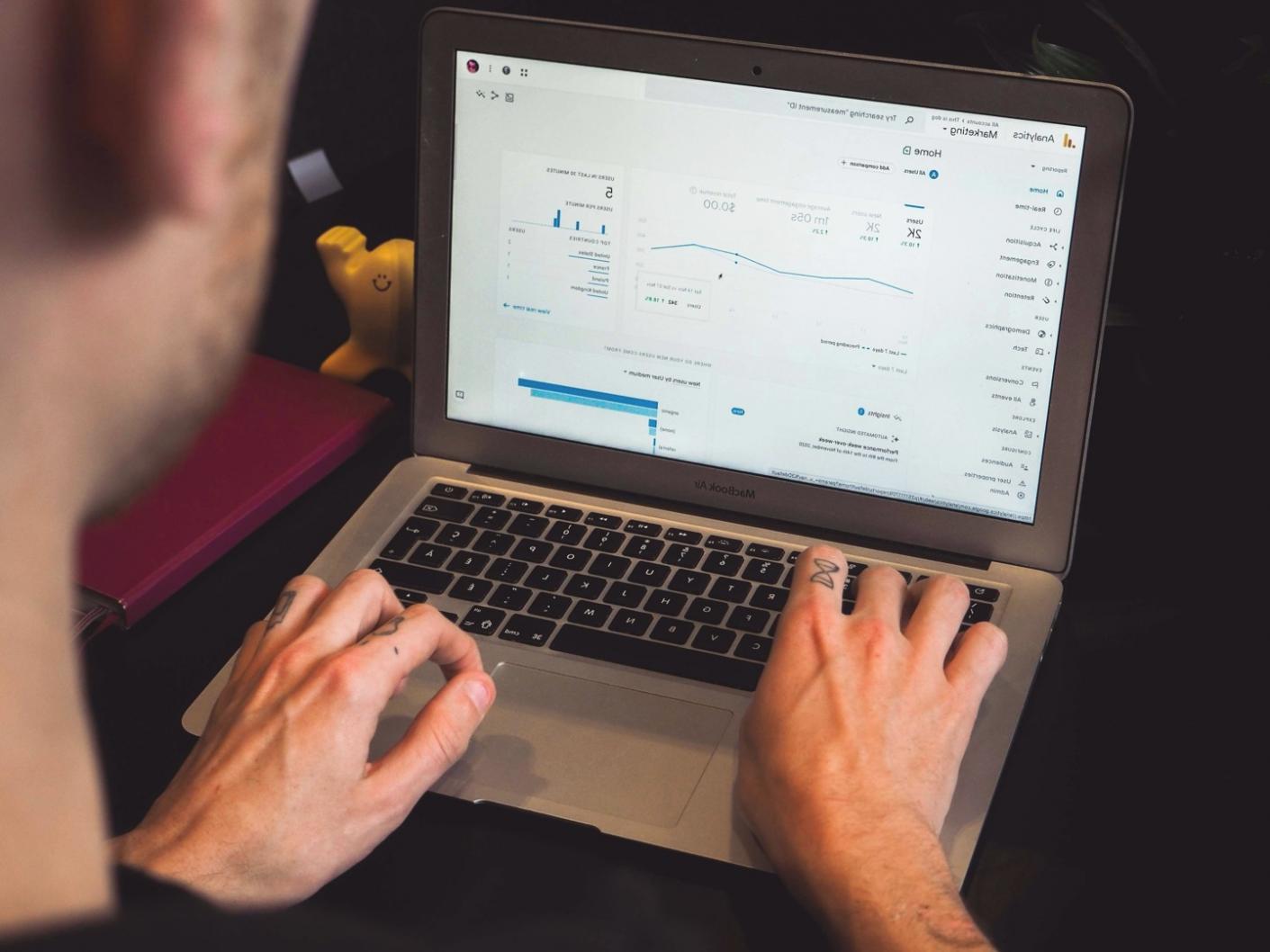 Finanzplanung und Budgetierung Arbeitsplatz mit Dokumenten und Analysen