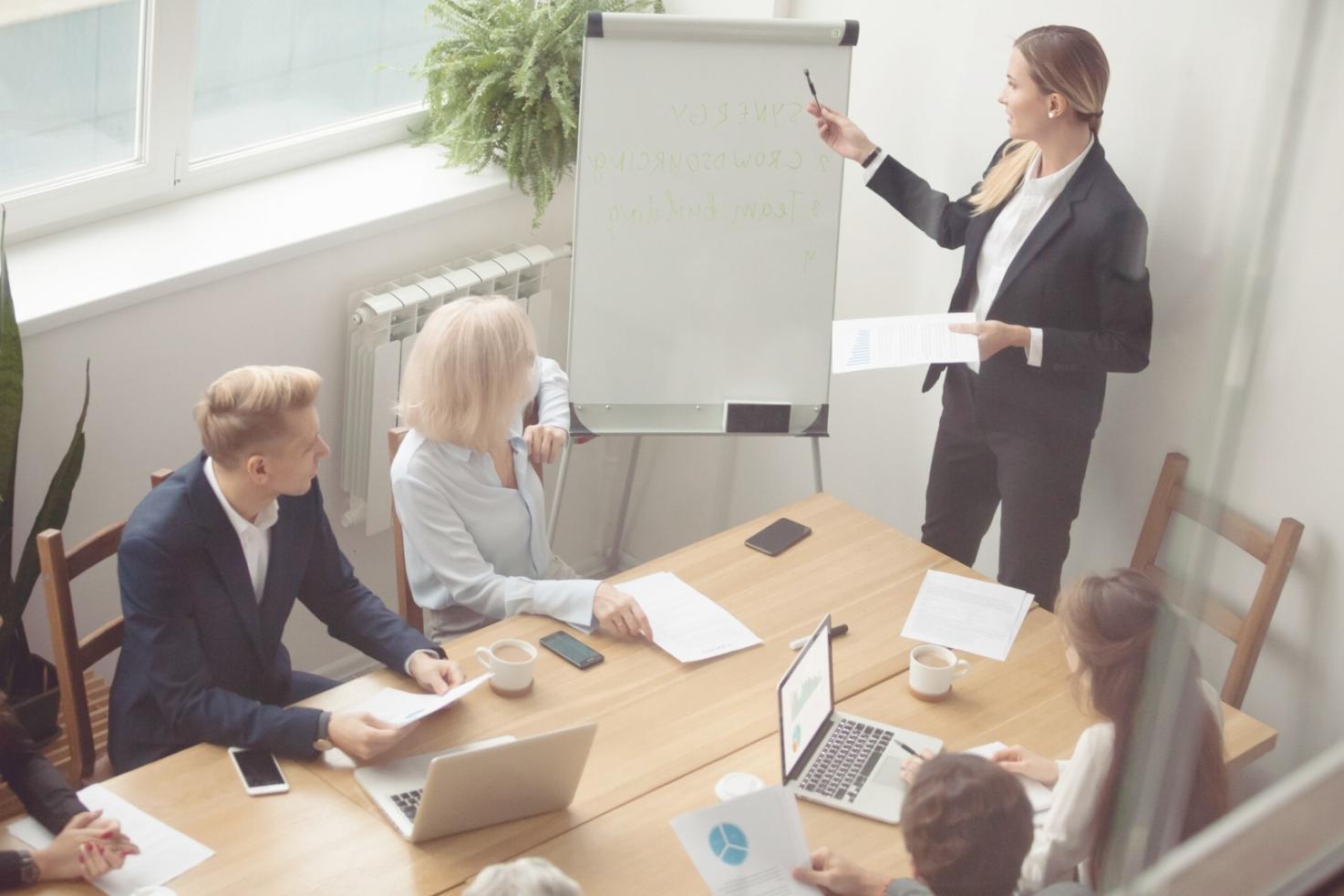 Finanzplanung und strategische Beratung im Büro